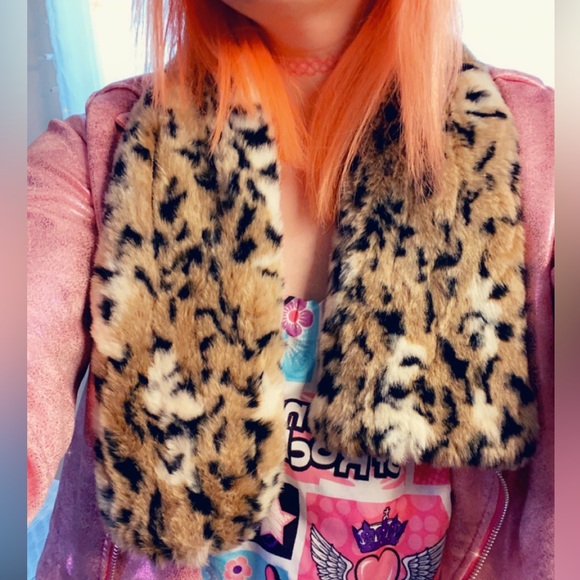 Preston & York cheetah hat and scarf - Picture 12 of 12